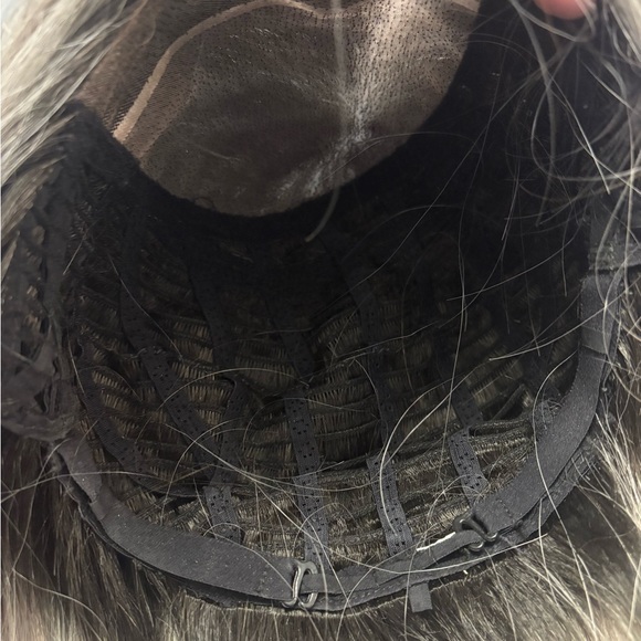 Heat Resistant Grey Women's Wig with Salt and Pepper Style - Picture 7 of 7